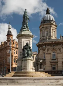 hull statue in city